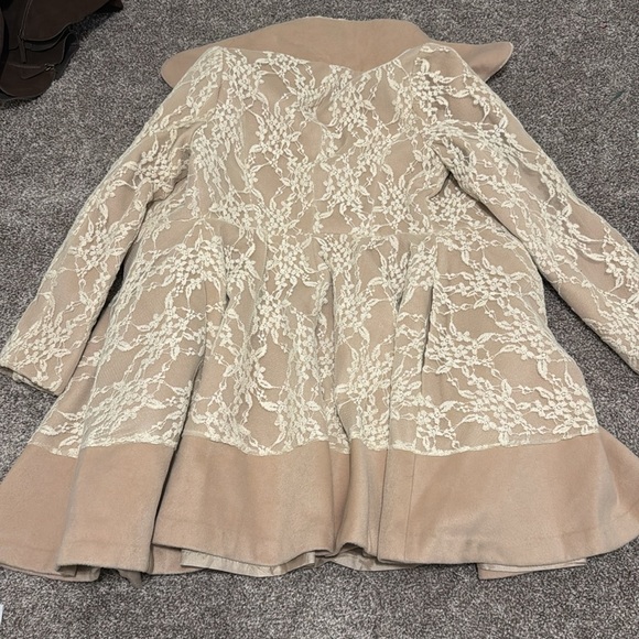 Ryu Cream Lace Trench Coat - Picture 2 of 4